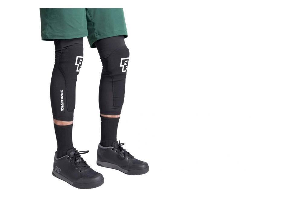 RODILLERAS RACE FACE CHARGE NEGRO