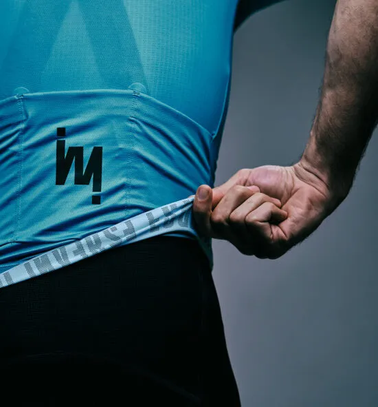 INVERSE-CICLISMO-HOMBRE-MAILLOT-ESSENZ-MALI-PERSIA-006-550x591.webp