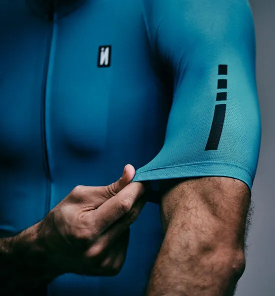INVERSE-CICLISMO-HOMBRE-MAILLOT-ESSENZ-MALI-PERSIA-004-550x591.webp