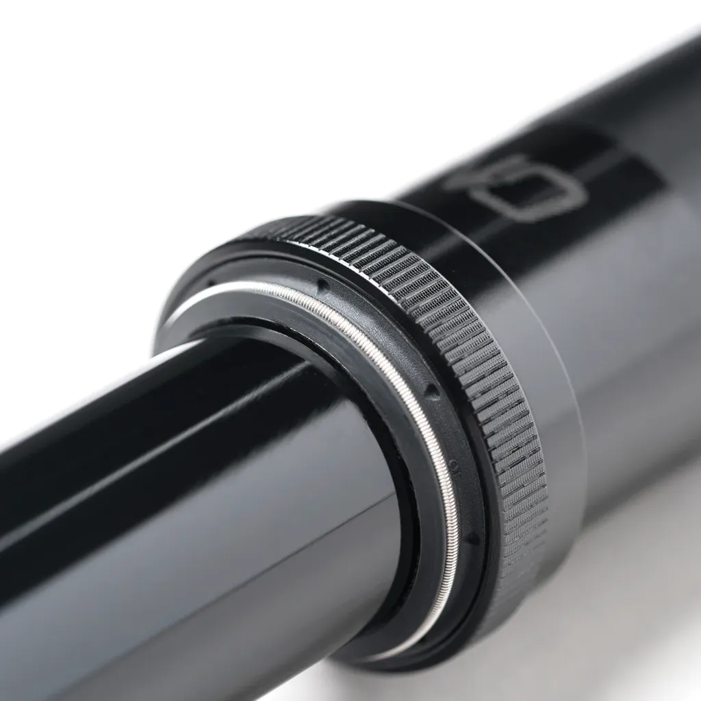 OneUp-Components_V3Dropper_DetailSKFSeal_1400x.webp